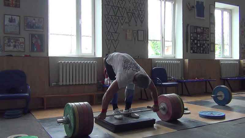 Snatch-grip deadlift sırtınızın üst bölgesini hedefler