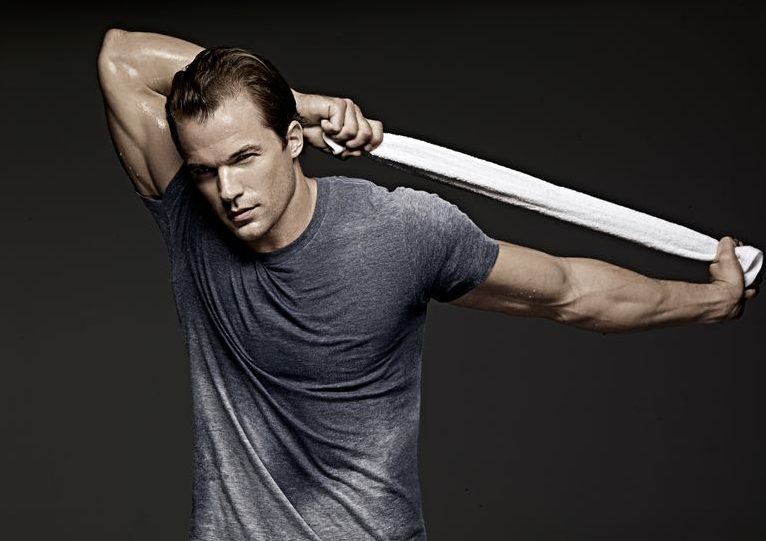 dar-tisortle-mukemmel-gorunum-icin-kas-gelistirme-taktikleri