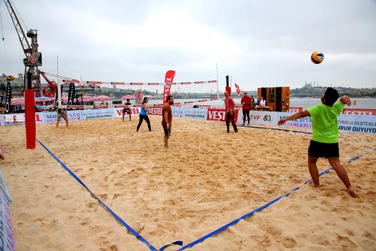 şehirde plaj voleybolu