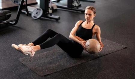 Russian Twist Hareketi Nasıl Yapılır? Ne İşe Yarar? Nereyi Çalıştırır?